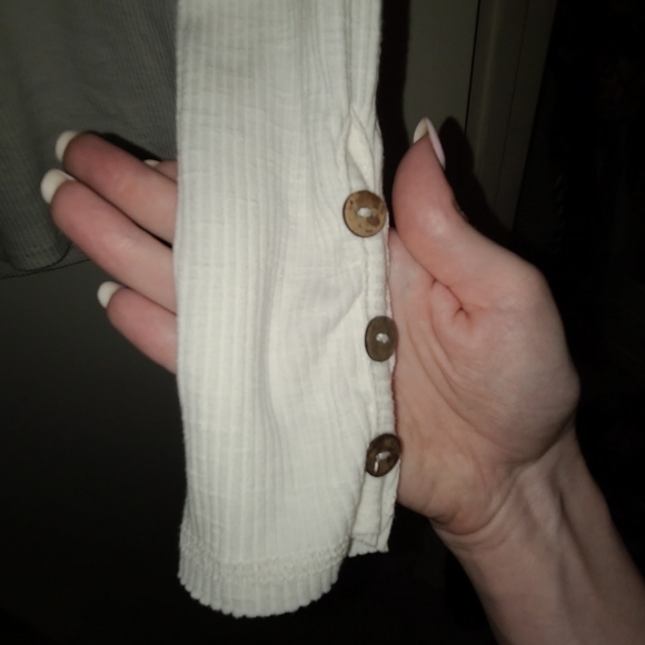 White button top - Picture 4 of 4